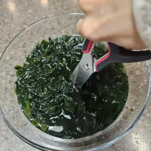 韓国ワカメスープ（水で戻したワカメをハサミで切っている画像）