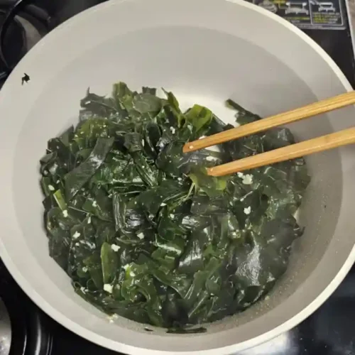 韓国ワカメスープレシピ　 ワカメを炒める画像