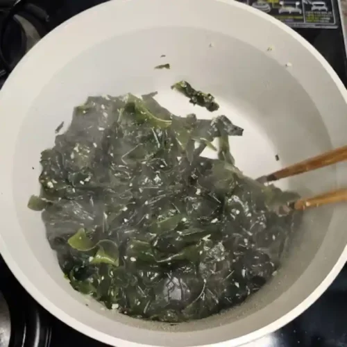 韓国ワカメスープレシピ調味料を入れて炒める