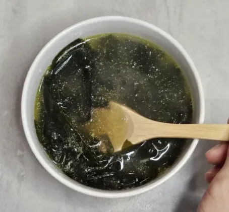 韓国ワカメスープレシピ　 ワカメスープをスプーンですくう