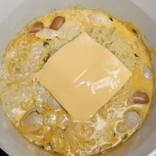 辛ラーメンロゼ（チーズを入れる）