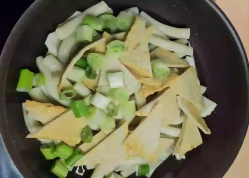 鍋に野菜、トックなどを入れた画像