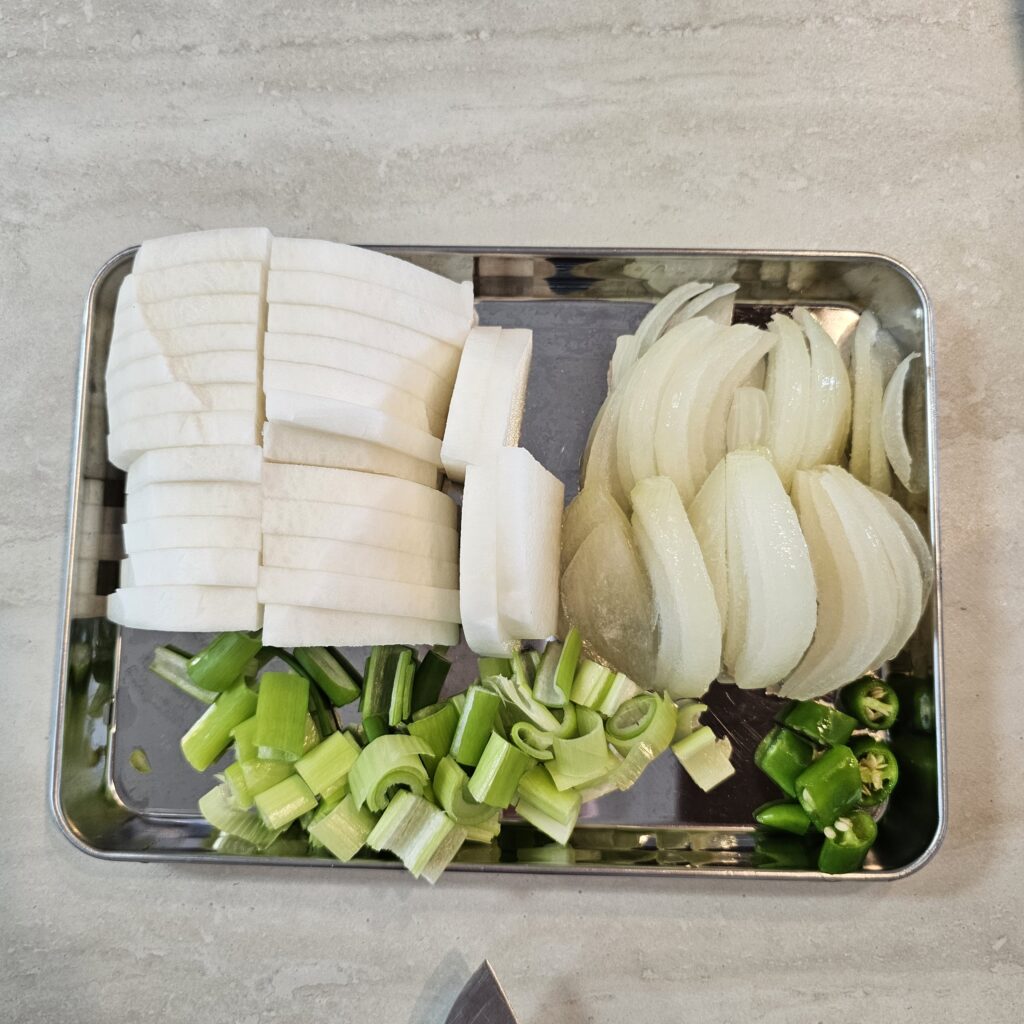 韓国料理。サバの煮物。野菜を切ったもの