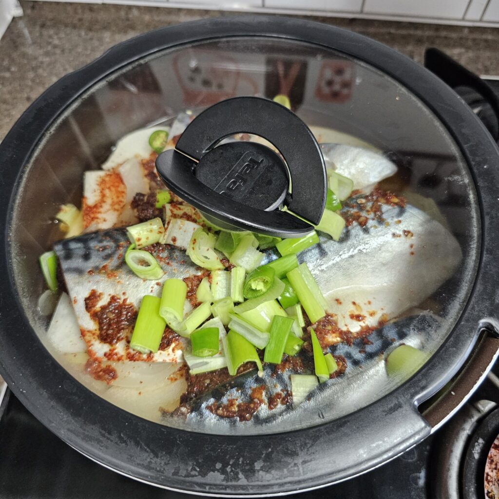 韓国料理。サバの煮物。蓋をして煮始める