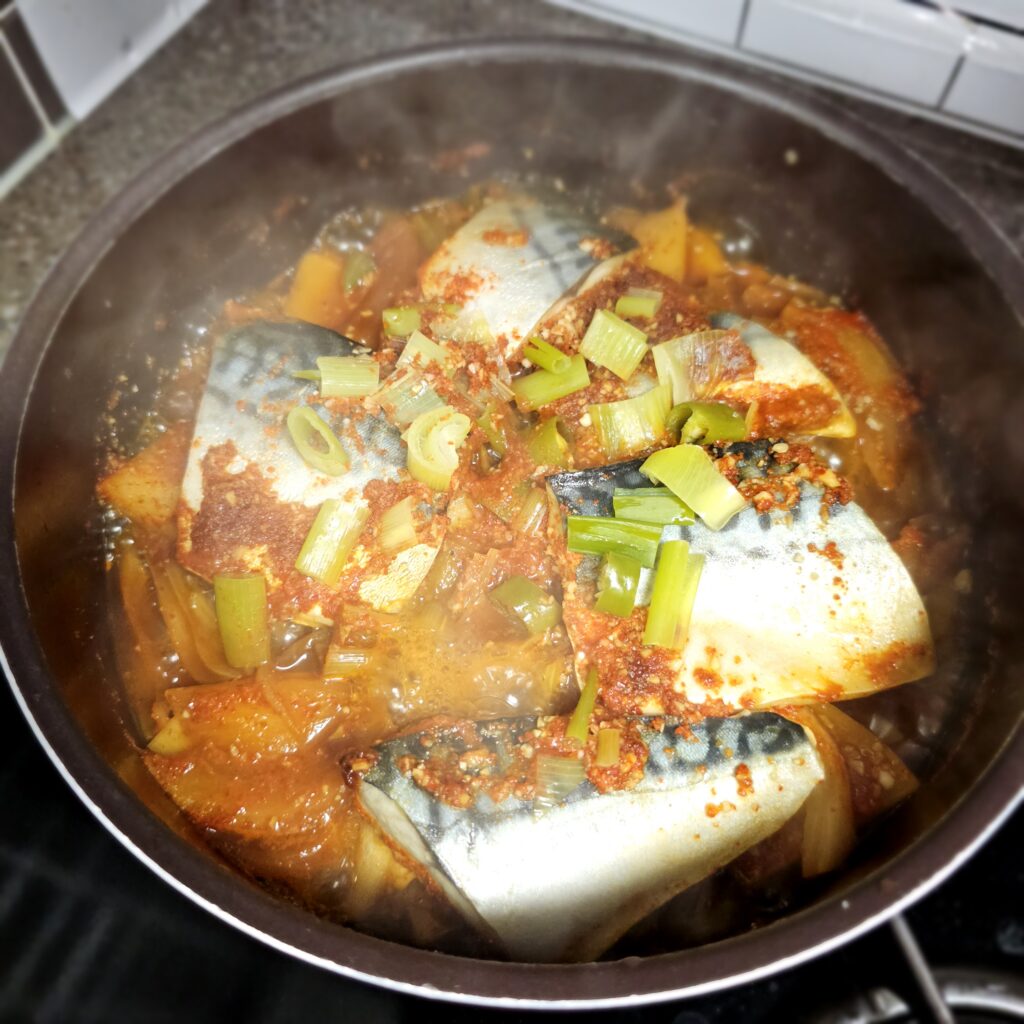 韓国料理。サバの煮物。煮ている画像