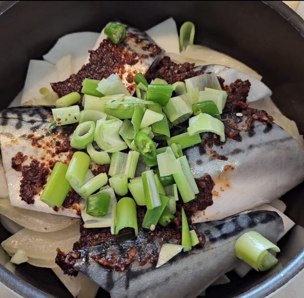 韓国料理。サバの煮物。具材を鍋に煮れ終えた画像
