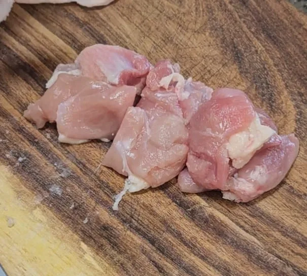 チーズタッカルビレシピ鶏肉を切る画像